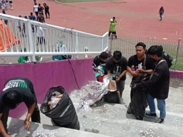 NU Backpacker Lakukan Bersih-bersih Sampah di Area Resepsi Puncak 1 Abad NU
