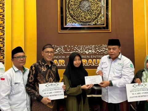 NU Care-LAZISNU Kotawaringin Barat Salurkan Beasiswa Santri Berprestasi