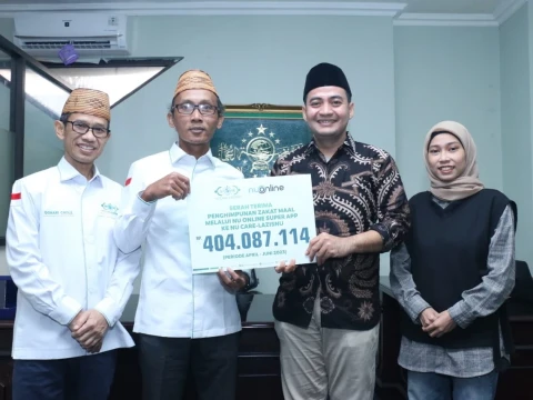 NU Online Serahkan Penghimpunan Zakat Rp404 Juta ke NU Care-LAZISNU