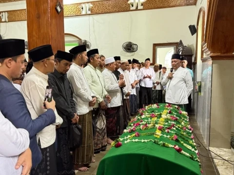 Ketua Umum PBNU Pimpin Shalat Jenazah Nyai Hj Machfudhoh Aly Ubaid di Tambakberas