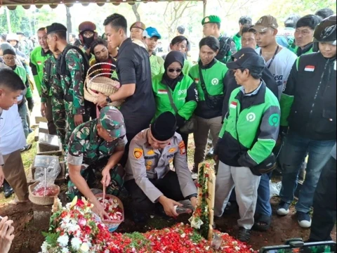 Ribuan Ojol Antar Pemakaman Pejuang Keadilan Affan Kurniawan di TPU Karet Bivak