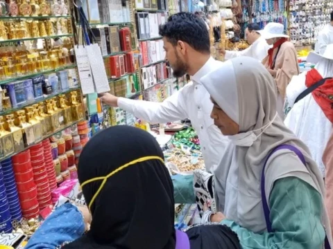 Jelang Geser ke Makkah, Jamaah Haji di Madinah Padati Toko Oleh-oleh