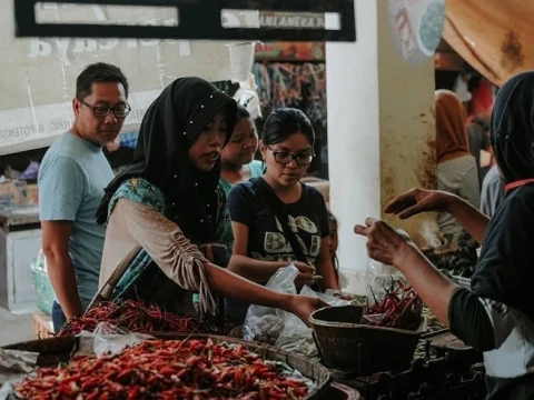 Ambruknya Rupiah Dinilai Tekan Rakyat Kecil, DPR Soroti Harga Kebutuhan Pokok