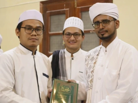 Bagikan Puluhan Kitab, Cara PCINU Yaman Peringati Hari Santri