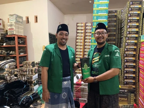 Tampil Lebih Menarik dengan Peci Gresik