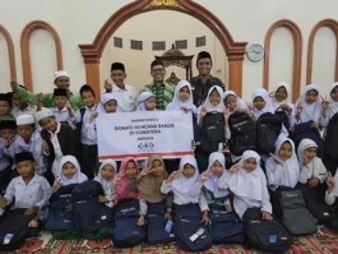 Pelajar di Tapsel Bahagia Terima Bantuan Perlengkapan Sekolah dari NU Peduli: Semoga Musibah Tak Datang Lagi
