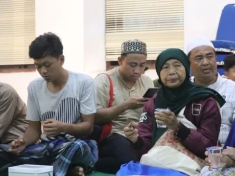 Saat Musafir dan Peziarah Masjid Luar Batang Terima Nasi Kotak Fidyah LAZISNU