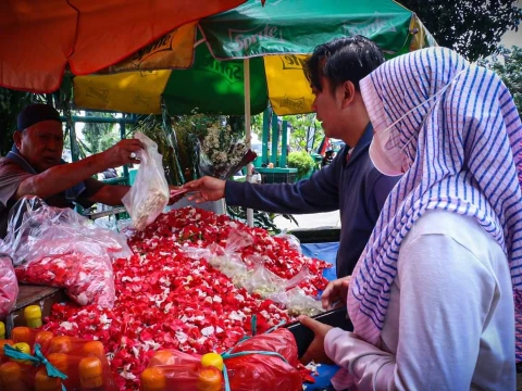 Jelang Ramadhan, Penghasilan Penjual Bunga dan Tukang Bersih Makam di TPU Utan Kayu Meningkat
