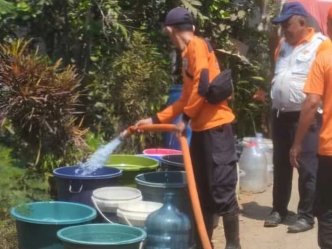 Banser Wonosobo Salurkan 1.000 Liter Air Bersih untuk Warga Wadaslintang Terdampak Kekeringan