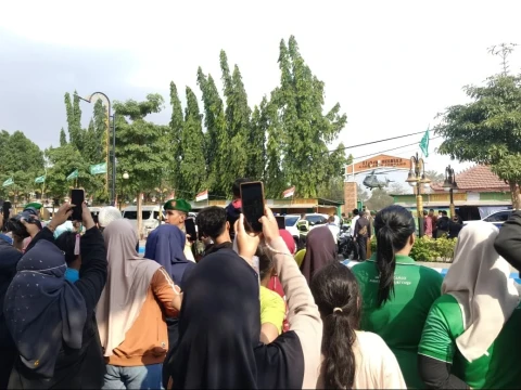 Warga Tunggu Kedatangan Presiden yang Mendarat di Stadion Merdeka