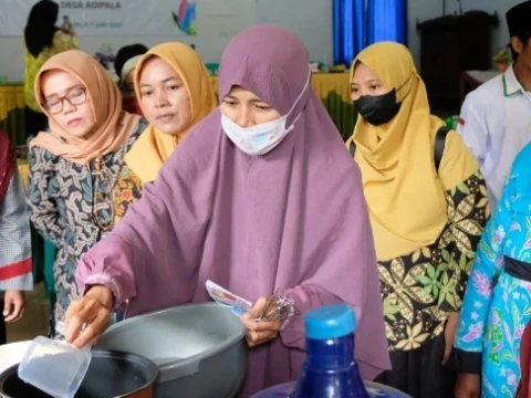 Dukung Pemberdayaan Ekonomi Perempuan, LAZISNU Cilacap Gelar Pelatihan Produksi Teh Bunga Telang