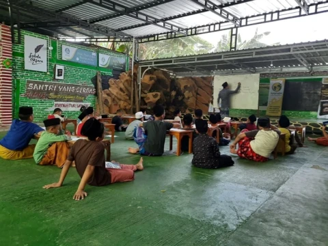 Cara Pesantren Al-Raudloh Kajen Ciptakan Pesantren Ramah Anak: Bangun Kedekatan dan Empati