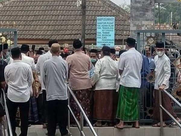 Hari Pertama Dibuka, Gus Fahmi Hadziq Sambut Peziarah Makam Gus Dur