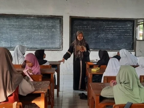 Qoriatun Nasichoh, Guru Madin yang Mengajar Seharian dan Jadi Ojol saat Akhir Pekan