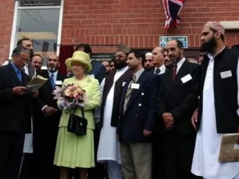Ketika Ratu Elizabeth II Kunjungi Masjid Kota