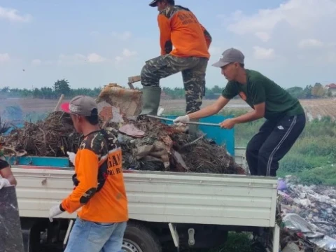 Relawan NU Peduli Bersihkan Sisa Banjir Demak Jateng