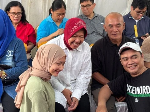Nyoblos di Wiyung, Cagub Jatim Risma Dapat Doorprize Minyak Goreng