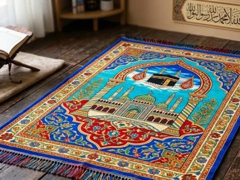 Hukum Shalat di Atas Sajadah Bergambar dan Berwarna Mencolok