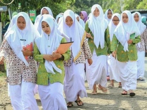 Cerita 3 Santri Kuliah Sambil Mondok: Mengejar Ilmu di Universitas dan Pesantren