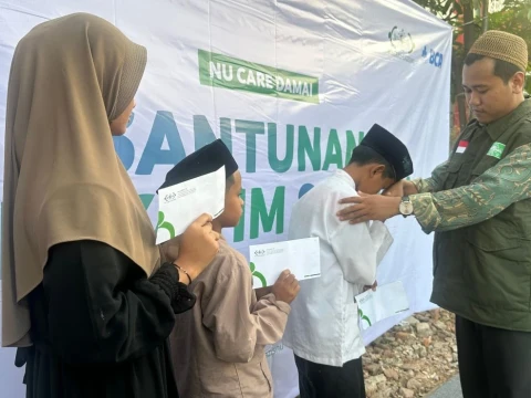 Penyerahan Ratusan Santunan NU Care-LAZISNU di Arena Muktamar Ke-35 NU