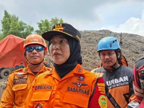 SAR: Hujan Deras Diduga Picu Longsor Sampah di TPST Bantargebang