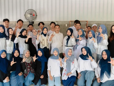Daily Sastra Dorong Budaya Literasi Pemuda Rembang Lewat Kelas Esai Kreatif