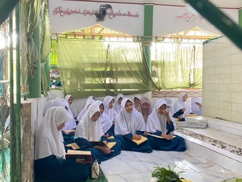 Tempuh 100 Kilometer, Ratusan Santriwati Mambaul Ulum Pidie Jaya Ikuti Tradisi Peuphon Kitab di Aceh Besar