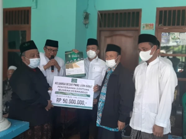 Kunjungi Pondok Pesantren Miftahul Khairat, Rais Syuriah PWNU Jabar Serahkan Bantuan Rp50 Juta