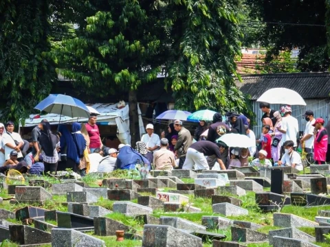 Tradisi Masyarakat Sambut Lebaran, Ziarah Kubur hingga Membuat Kue