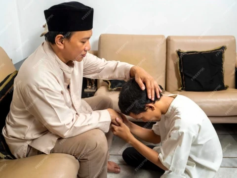 Sungkeman saat Lebaran Idul Fitri, Bagaimana Hukumnya?