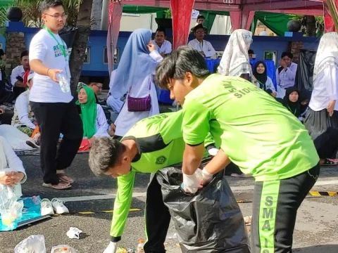 Ribuan Pasukan Semut Bersihkan Gelora Delta dari Sampah
