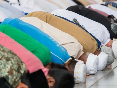 Khutbah Jumat: Jagalah Shalat, Maka Allah Akan Menjagamu