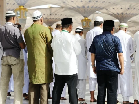 Hukum Menggusur Jamaah yang Datang Lebih dulu di Dalam Masjid