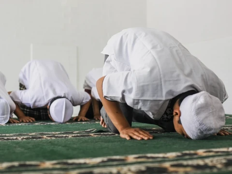 Lafal Doa Kamilin Shalat Tarawih, Lengkap Arab, Latin, dan Terjemah