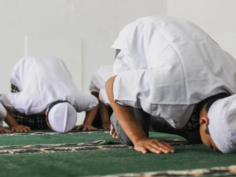 Hukum Shalat Sunah Berjamaah dengan Imam Shalat Fardhu