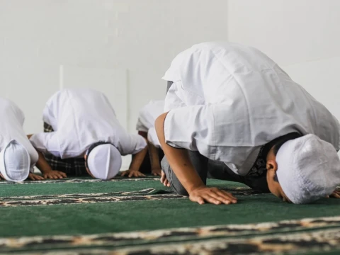 Hukum Shalat Jumat Bagi Musafir, Apakah Tetap Wajib dan Boleh Dijamak?