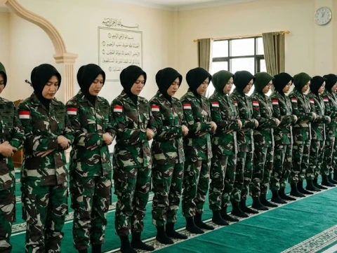 Posisi Imam Perempuan dalam Shalat Berjamaah: Depan atau di Tengah?