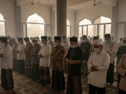 Hukum Shalat Memakai Masker karena Kabut Asap Karhutla