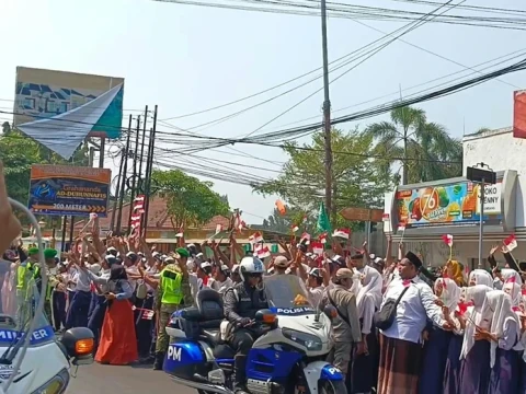 Hadir pada Penutupan Muktamar Ke-35 NU, Prabowo Disambut Ratusan Siswa, Bawa Harapan Terkait Pendidikan