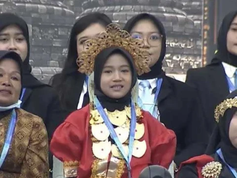 Prabowo Perkenalkan Dua Siswa Sekolah Rakyat, Sempat Putus Sekolah Kini Berprestasi