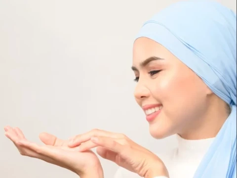 Bagaimana Hukum Memakai Skin Care dalam Islam?