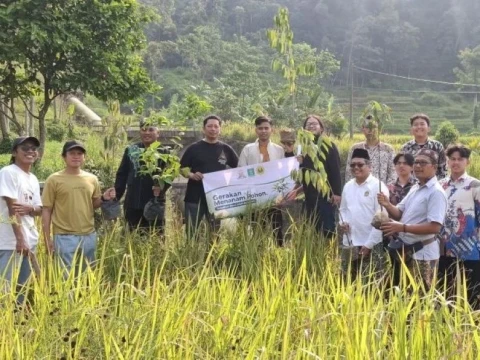 Cegah Risiko Bencana Alam, IKAQ Jabodetabek Tanam Pohon di Lereng Gunung Salak Bogor