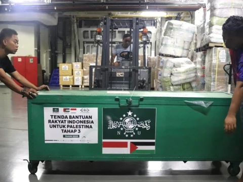 10 Paket Tenda Pleton LAZISNU untuk Palestina Sudah Masuk Kapal RS TNI AL, Siap Diberangkatkan