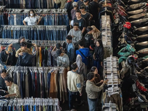 Jelang Lebaran, Warga Ramai-Ramai Berburu Pakaian Bekas di Pasar Senen Jakarta