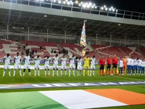 Hadapi Israel di UNL, Timnas Irlandia Kenakan Pita Hitam, Tundukkan Kepala, dan Tanpa Jabat Tangan