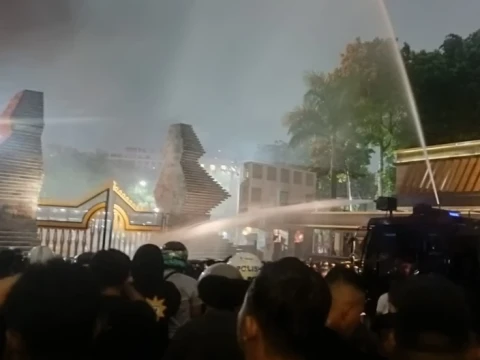 Polisi Tutup Gerbang Polda Metro Jaya, Massa Dipukul Mundur dengan Gas Air Mata