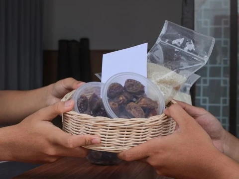 Khutbah Jumat: Refleksi Puasa, Sudahkah Meningkatkan Kepedulian Sosial?