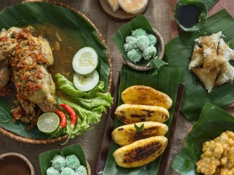 Viral Tradisi Apitan dengan Melempar Makanan: Bagaimana dalam Pandangan Islam?