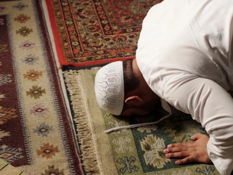 Musafir Bingung Imam Salat Qashar atau Sempurna? Ini Solusinya