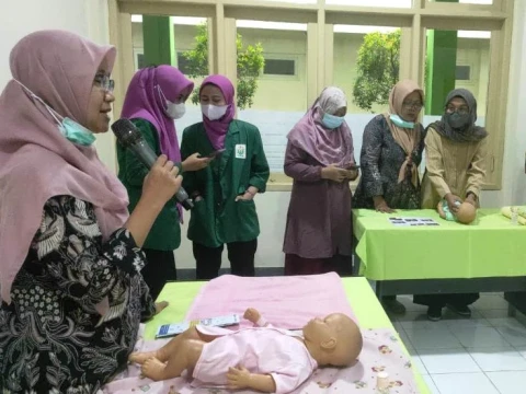 Unusa Bekali Kader Kesehatan Keterampilan Memijat Bayi